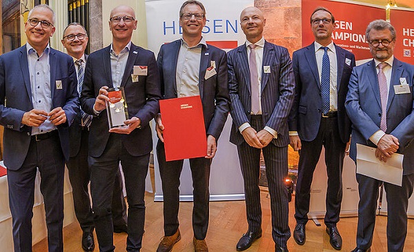 CEO Peter Dixen and CFO Kai Frenzel receive the award “Finalist Hessen-Champions 2021” on behalf of A+W from the Hessian Minister of Economics Tarek Al-Wazir