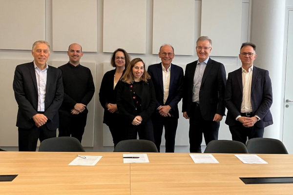 AGC and Saint-Gobain Partner for the Decarbonization of Flat Glass Manufacturing : from left to right : François Lerbet, Guillaume Gasnier, Florence Quintard, Joana Arreguy, Benoît d'Iribarne, Davide Cappellino and Marc Foguenne