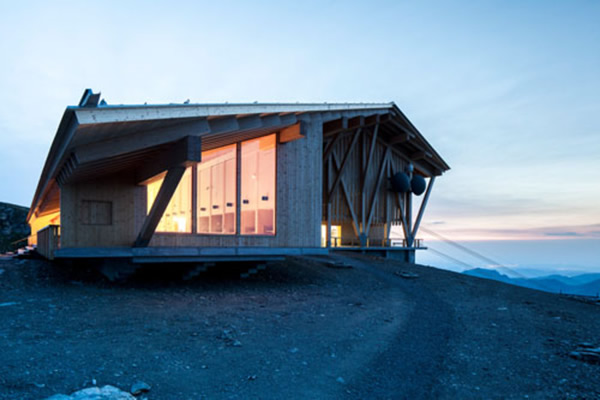 The triple insulation glazing with the heat insulation coating SILVERSTAR ZERO Eplus ensures that a pleasant indoor climate is maintained due to the low Ug value. (Photo: Jürgen Pollak)