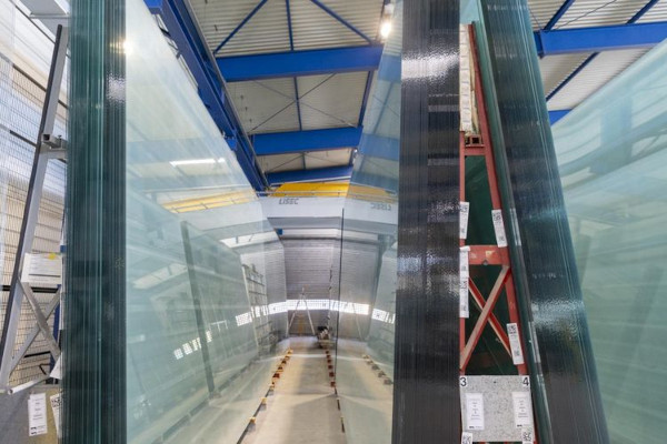 © LiSEC; storing the glass sheets on a single-sided and a double-sided glass storage rack