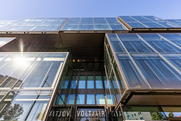 The projecting and recessed facade creates an impressive building relief. Photo: Stirling Elmendorf Photography