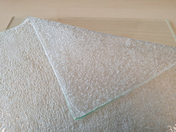 After the separation process, intact glass panes and large pieces of film free of glass dust are obtained. Photo: Dr Miriam Schuster, TU Darmstadt