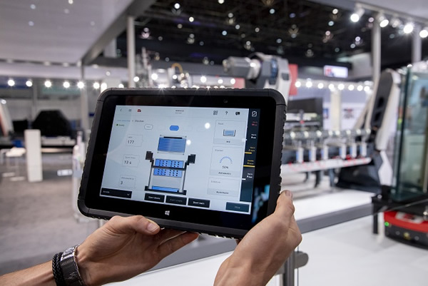 In modern factories employees can perform their tasks from almost any place: in addition to stationary control panels machine applications are available on mobile devices.