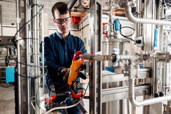 Picture caption: C-Capture’s Process Engineer, John Mackay with a carbon capture solvent compatibility unit (CCSCU). CCSCUs such as this will be deployed across selected cement, waste from energy and glass manufacturing sites to help mitigate climate change as part of the XLR8 CCS project led by C-Capture and funded by BEIS announced today.