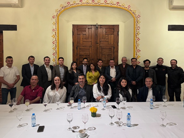 The TUROMAS Group team enjoying dinner with clients.