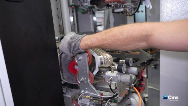 The most cost-effective solution for seaming rectangular glass? CMS aura!