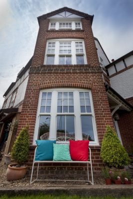  Spectus Vertical Slider Supports ‘Five-Star’ Seaside Elegance