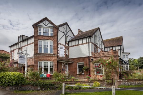  Spectus Vertical Slider Supports ‘Five-Star’ Seaside Elegance
