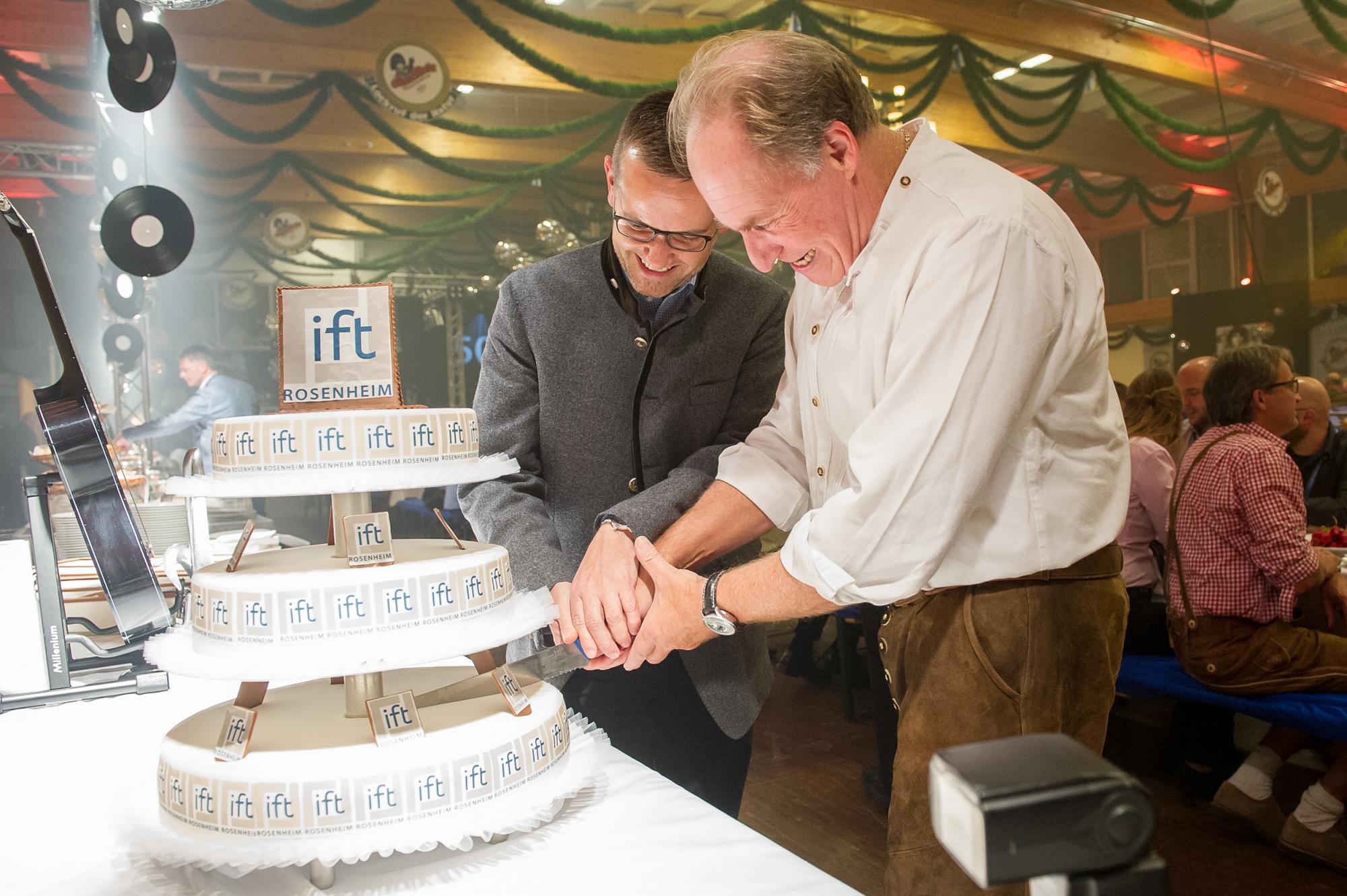 Prof. Ulrich Sieberath and Dr. Jochen Peichl cutting the ift Birthday cake (Source: ift Rosenheim) 
