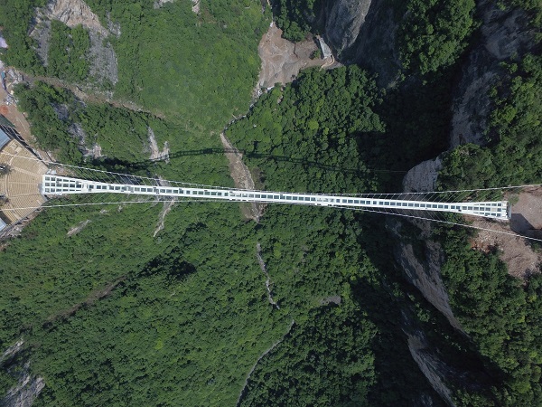 Winner in the Resilience category was He’nan Fuxin Glass with its spectacular Zhangjiajie Glass Bridge project in China. (Photos: Zhangjiajie Grand Canyon Tourism Management Co., Ltd.)