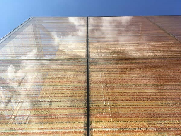 Precision work: The smallest letters are only six millimeters high. For the artwork, the answers to the question “What is knowledge?” were collected and printed on glass in their original language. Photo: sedak GmbH & Co. KG