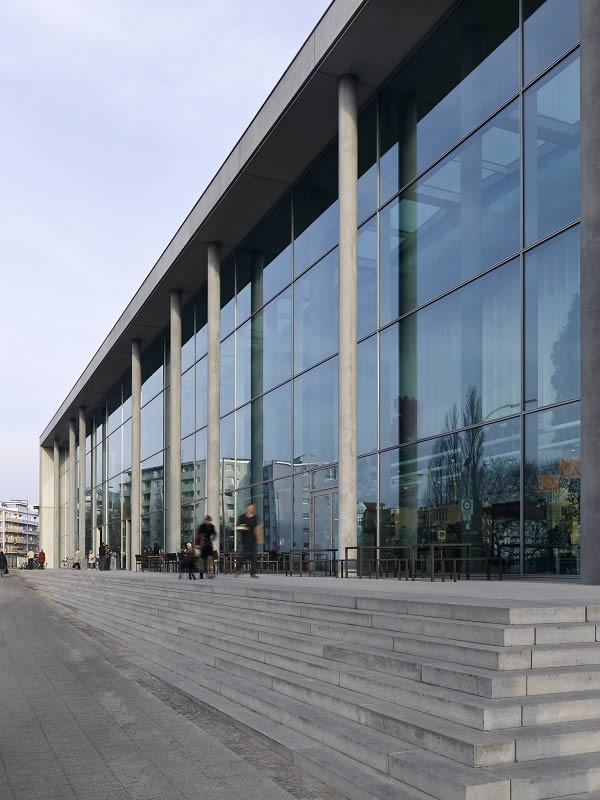 The high-quality façade of the Bauhaus Halensee created from the large-format sun protection and thermal insulation glass SILVERSTAR COMBI Neutral 61/32 forms an inviting window onto the city centre. The entire glazing of the 80 metre wide street façade and the glass frame is equipped with sun protection and thermal insulation. The coated SILVERSTAR COMBI glazing provides efficient sun protection with the maximum amount of natural daylight – this saves energy and also increases the level of comfort in the building. The city garden display window not only fulfils representative purposes but also offers a quality of atmosphere which is rare for DIY stores.