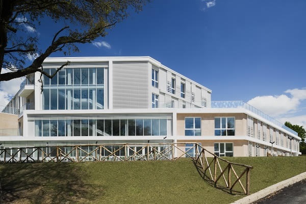 EUROGLAS_International School of Rome.jpg The aim is to allow light in but keep the heat outside. Thanks to a peak selectivity rating of 2.2, SILVERSTAR SUPERSELEKT 60/27 ensures plenty of natural daylight but at the same time prevents overheating by solar radiation. In addition, the glass has excellent thermal insulation which allows for a significant reduction in heating costs.
