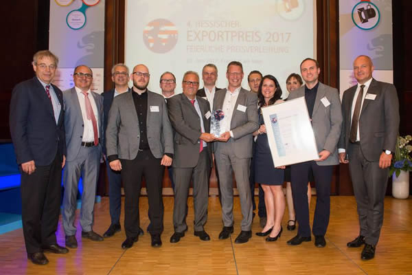   Hessen’s Economics Minister, Tarek Al-Wazir (third from the left), also shares our joy over winning the Export Prize. Image source: IHK Frankfurt / Stefan Krutsch