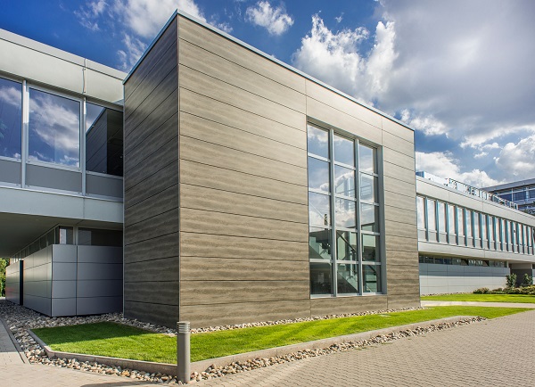 An initial façade development project was the refurbished company’s restaurant at its Worms HQ. The façade cladding on the stairwell has a modern oak design, and metallic silver on the ground floor.