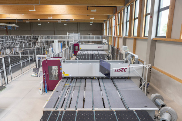 © LiSEC; Double-bridge VSL-A laminated glass cutting system with integrated fully automatic X-Y-Z breakout