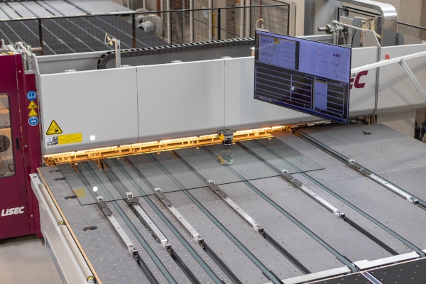 © LiSEC; VSL-A laminated glass cutting bridge with visualisation of the cutting process