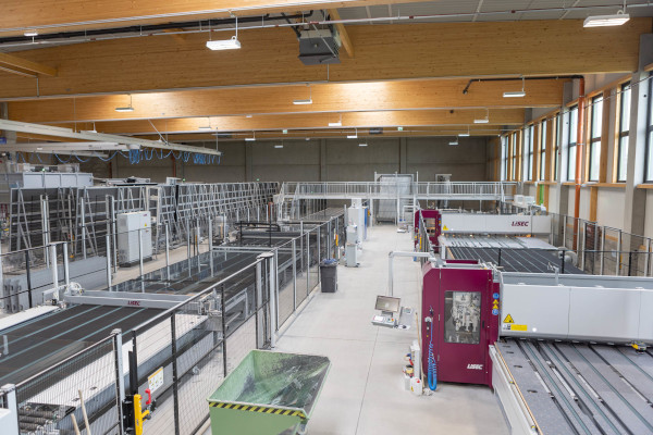 © LiSEC; On the left and parallel to the VSL-A glass cutting line, there is an ESL-RS float glass cutting system for coated glass lites sheets with automatic X-Y-Z breakout and an additional manual breakout table