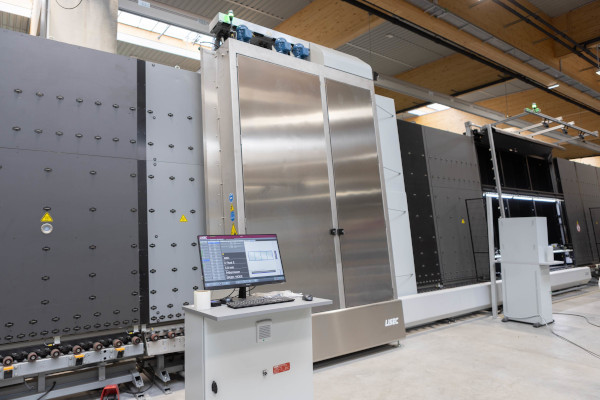 © LiSEC; VHW-F vertical glass washing machine at the start of the insulating glass line
