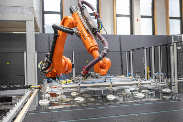 © LiSEC; Fully automatic robot loading system at the tempering oven inlet for completely automatic, unmanned operation of the tempering process