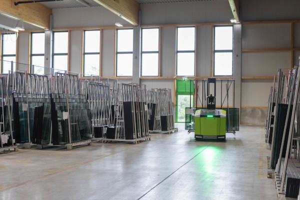 © LiSEC; Warehouse with completed insulating glass units. Autonomous transport vehicles drive these to their destination in window production