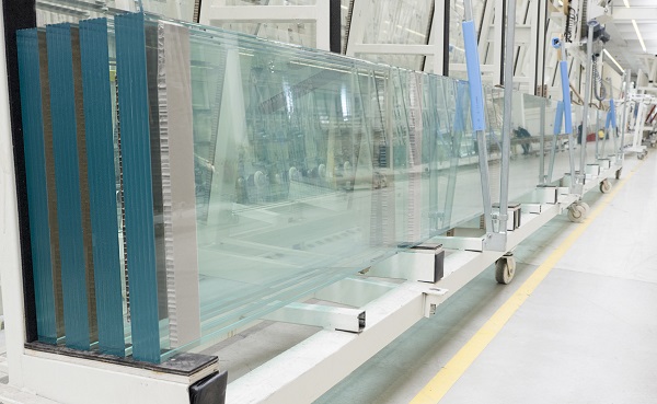 sedak fabricates glass fins in its own production. The units are used as supporting elements that allow for complex glass facades. Photo: sedak GmbH & Co. KG