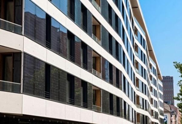 Figure 10. Active apartment house in Frankfurt (Germany), architect HHS Planer + Architekten. PV integrated in façade cladding. Photo: Barbara Staubach