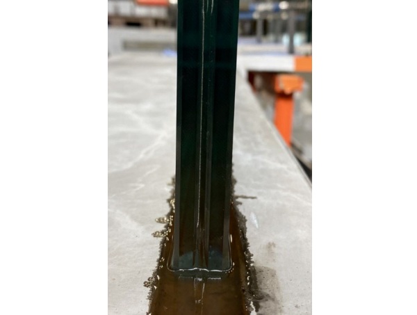 Fig. 10: Bonding of the glass web.