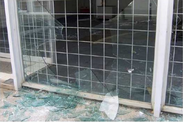 Fig. 11. Bomb blast net curtain: example of typical failure scenario after bombing