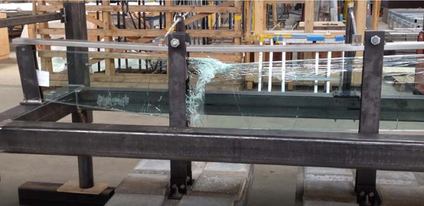 Fig. 11 Cracks in the glass fin during post breakage load test [Octatube].