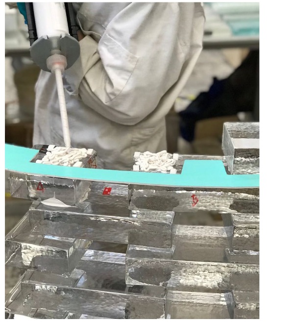 Fig. 12: Bonding process developed for the Qaammat Pavilion using wet-applied DOWSIL™ Experimental Fast Adhesive: double-sided tape spacers and a jig were used for aligning the bricks. The 2-component adhesive was dispensed via a battery-driven dispenser.