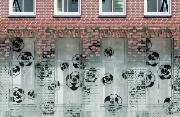Figure 16. Detail of the Crystal houses façade in Amsterdam (The Netherlands) showing the transition of the glass-to-brick masonry with respect to the original construction technique (https://www.archdaily.com/tag/prix-versailles)