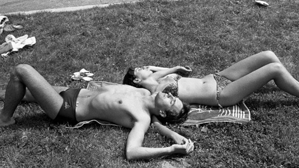 Fig. 18: Couple enjoying sunbath. From: Fortepan / Urbán Tamás, CC BY-SA 3.0, https://commons.wikimedia.org/w/index.php?curid=5119737 8.