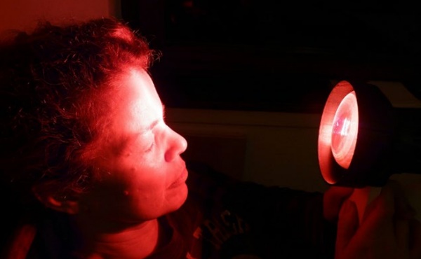 Fig. 19: Patient under red light therapy. From: Frank C. Müller, CC BY-SA 3.0. https://commons.wikimedia.org/wiki/ File:Rotlichtlampe_(fcm).jpg.