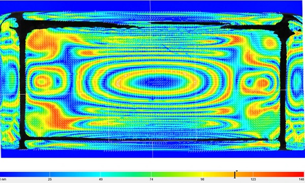 Fig. 20 Isochromic fringes observed via an Ilis StrainScoep Flex circular polariscope in a standard Poesia cast glass brick. The depth of the depicted sample is 10 cm