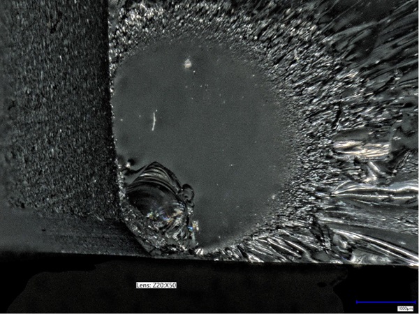 Fig. 25: Fracture surface of in plane bending experiment 50X, combined reflected and transmitted lighting.