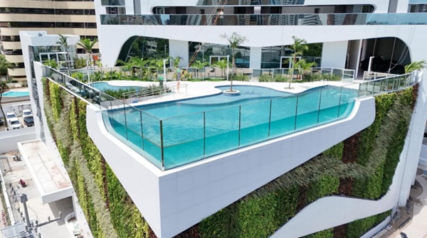 Fig 3: Photo of an elevated swimming pool with laminated glass walls – courtesy of PKO Vidrio.