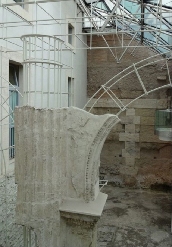 Figure 3b. Crypta Balbi’s structural elements are restored with metal mesh (Rome, Italy) (Marigliani 2014).