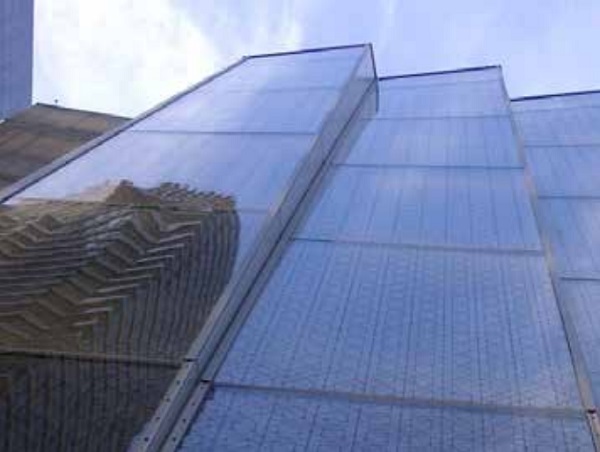 Figure 4 Cold bent insulated glass units (4th point out of plane), Singapore Chancery, New York (USA)