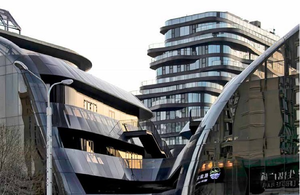 Figure 5 Chaoyang Park Plaza A4-A7 buildings Balustrade partly made of double curved glass panels.