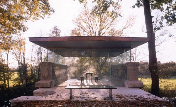 Figure 6. The temple de l’ amour II in Burgundy (France) uses glass plates of minimal thickness to carry the compressive loads of the roof creating a full panorama (Kraaijvanger 2018).