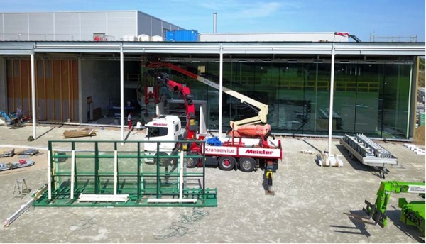 Fig. 6 View of the construction site of the filter factory Wilsdruff during the glazing process.