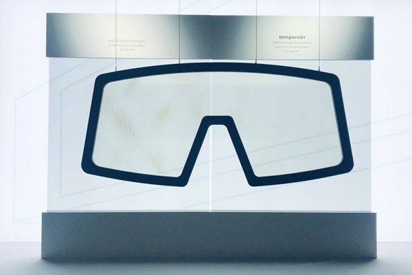 Fig. 6: Anisotropies in conventional tempered glass 2x10 mm (left) and sedak tempered+ 2x10 mm (right) (dimensions 2m x 3m).
