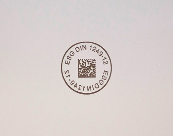 Image 6: A unique, machine-readable marking allows the glass pane to be identified at any point throughout the production process. The marking is printed on gently without damaging the surface of the glass.