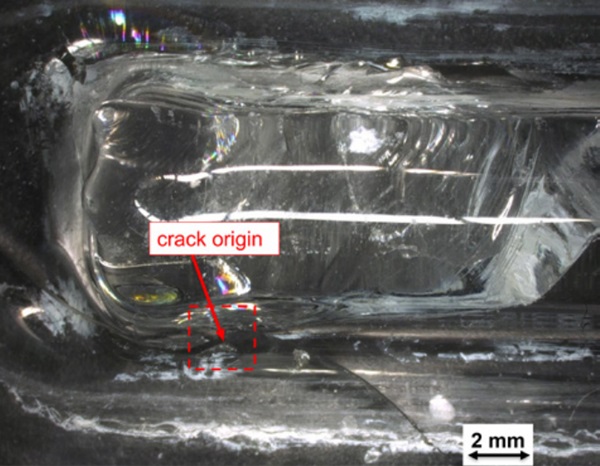 Fig. 7: Top view of AM glass specimen and indication for suspected crack origin ©Chhadeh.