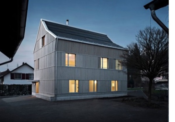 Figure 9. House Glattfeld (Switzerland), architect Mirlo Urbano Architekten. An example of PV integration into the entire roof surface, respecting traditional form and context. Photo: Damian Poffer 