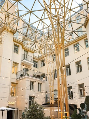 Four approx. 14m high steel columns branch out into a filigree structure that supports this glass roof. Photo: ©Jussi Hellsten