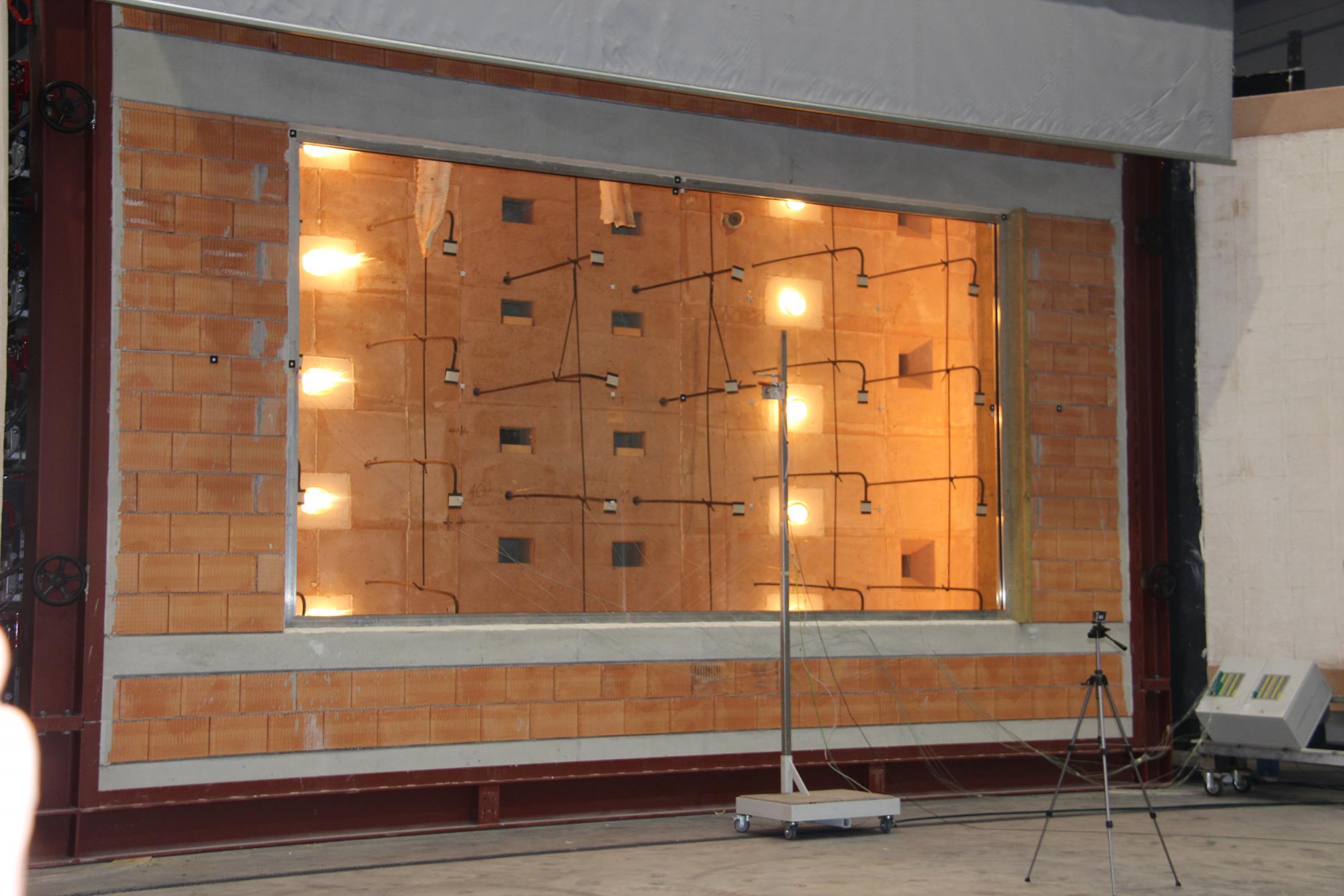 On Friday afternoon, more than 100 visitors tracking the largest fire resistance test in the world of a fire protection glazing (W x H = 6 x 3 metres) in the new ift Technology Centre. (Source: ift Rosenheim)