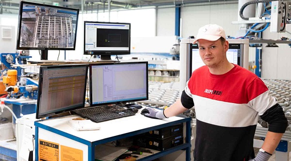 The level of digitalisation and automation in Production was significantly raised. Marcel Müller, trainee in flat glass technologies, is able to instantly track pending orders and processing progress and, in close coordination with the other departments, can ensure that orders are completed on schedule and with the quality required.