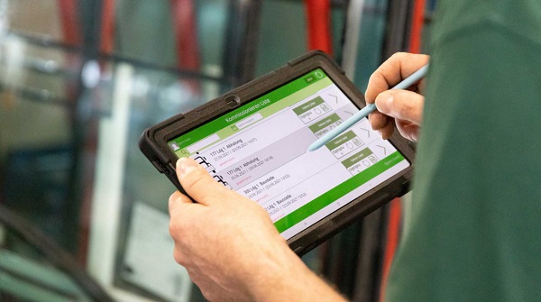HEGLA New Technology developed a tablet app specifically for GKT and its process requirements. It completely digitalises, documents and simplifies the workflows in picking and shipping. Employee Björn Götz uses it for fast access to comprehensive information. He can view all the data he requires and react flexibly.